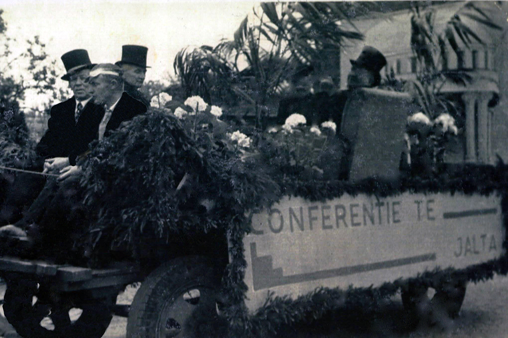 Een wagen van de optocht die na de bevrijding is georganiseerd door de Bavelse bevolking.K